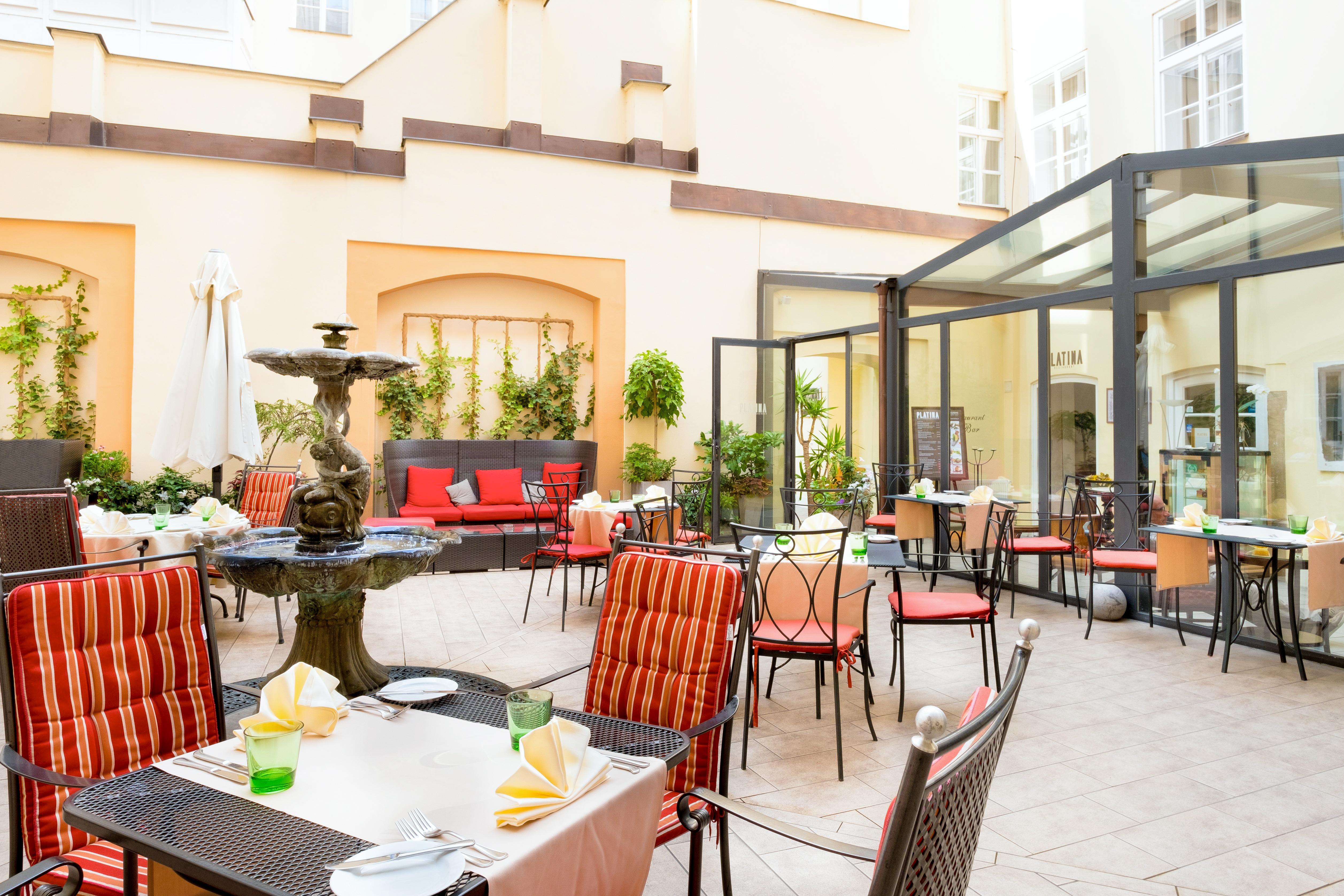 Hotel Bookquet Prague Exterior photo The hotel's courtyard