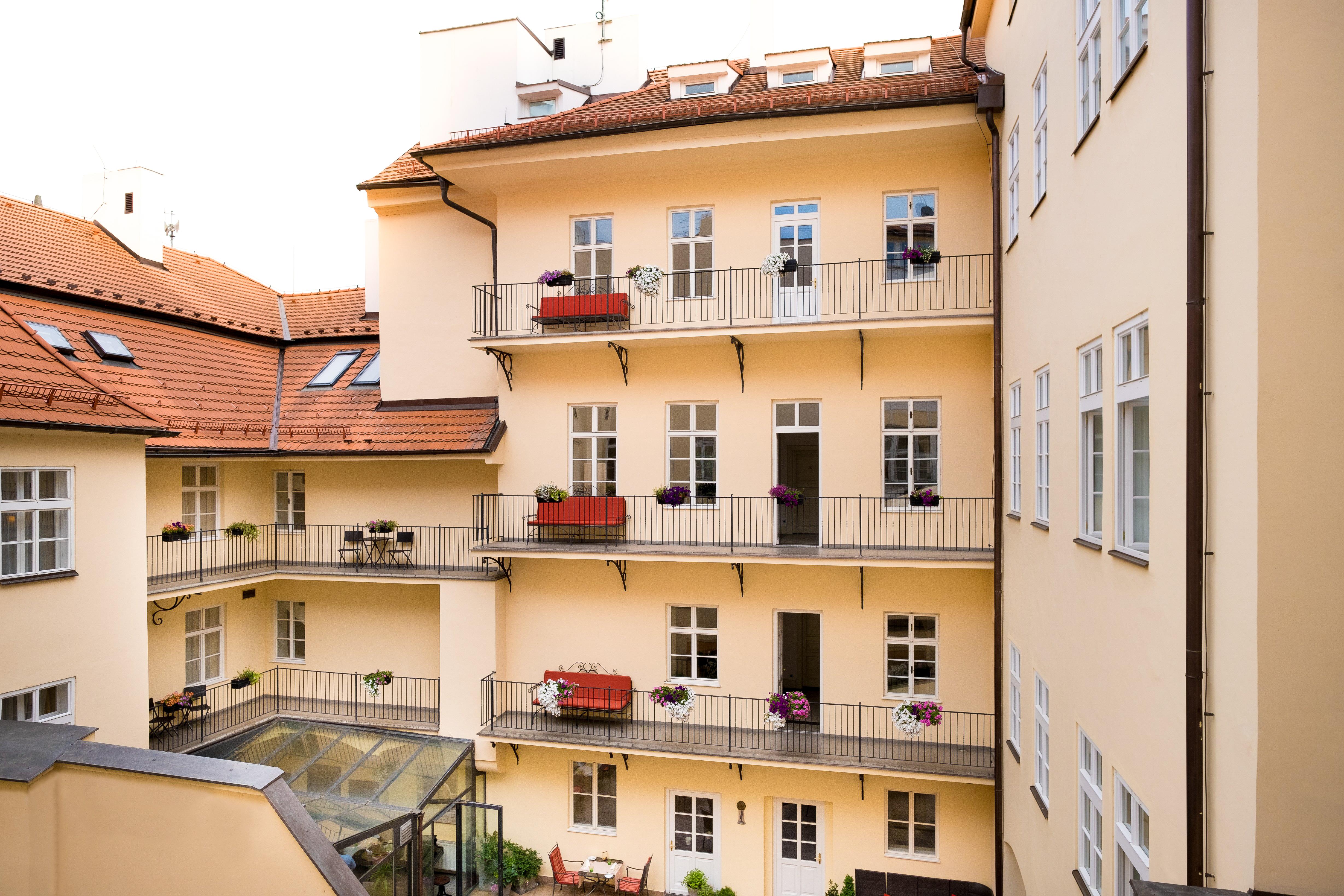 Hotel Bookquet Prague Exterior photo The courtyard of the house
