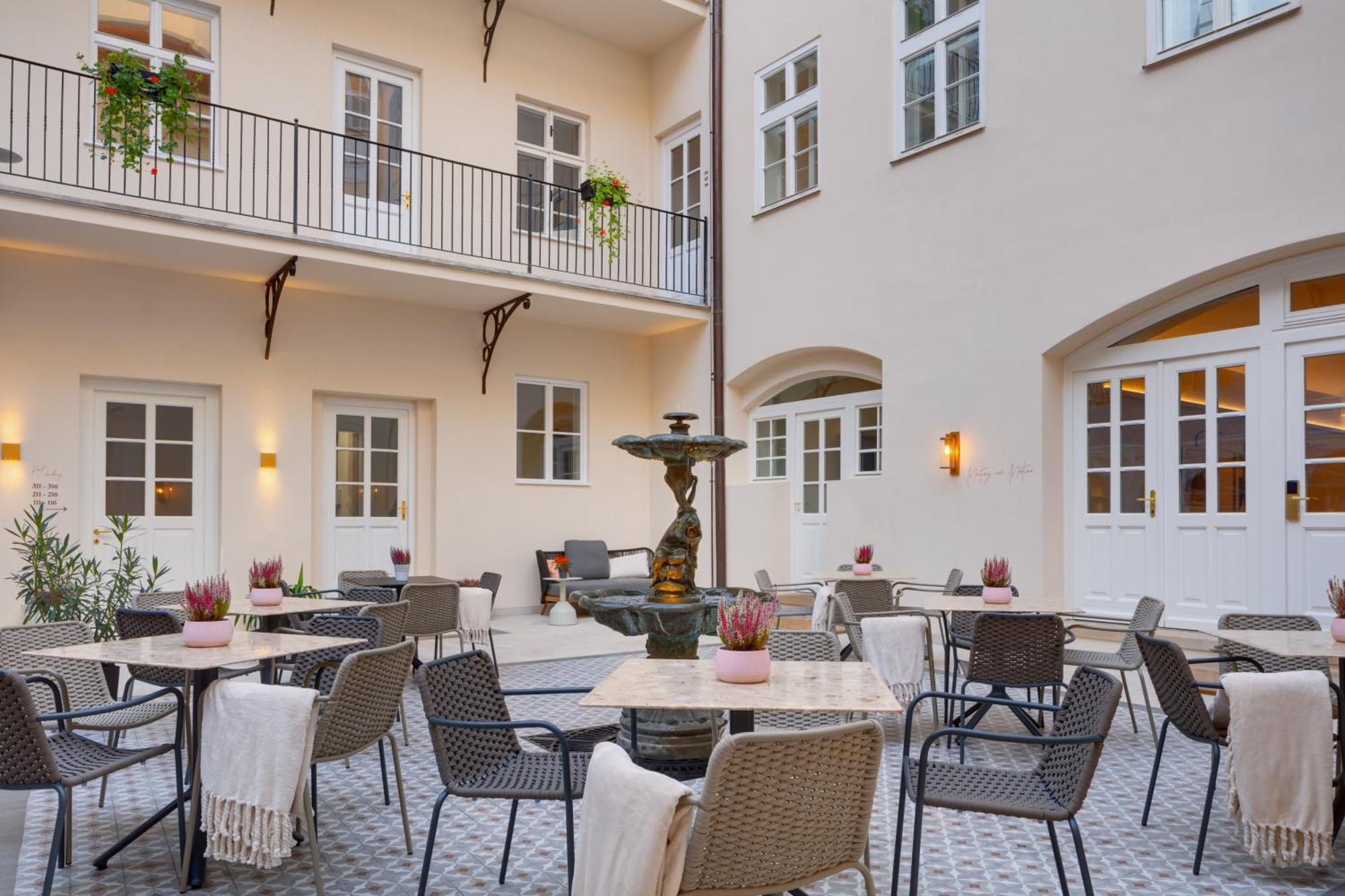 Hotel Bookquet Prague Exterior photo The courtyard of the hotel